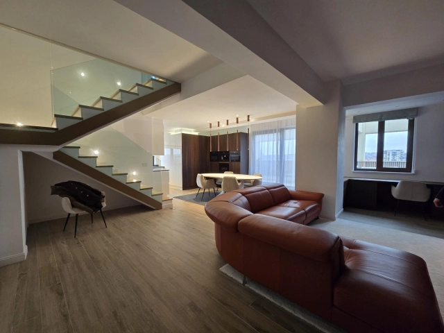 Apartament 4 camere - Centru