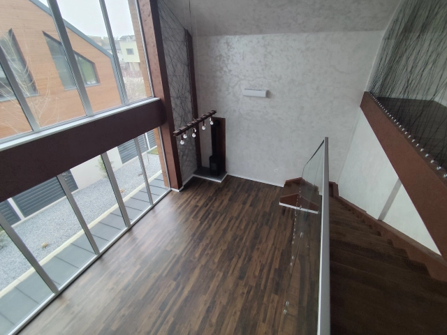 Apartament 4 camere - Miroslava