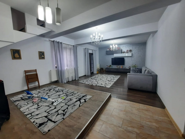 Apartament 5 camere - Miroslava