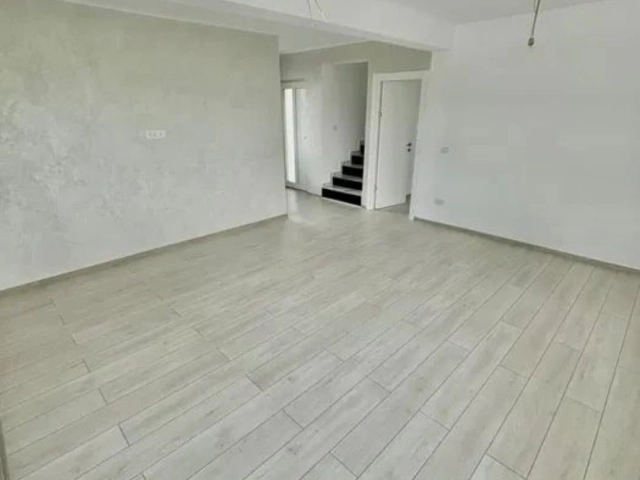 Apartament 4 camere - Rediu