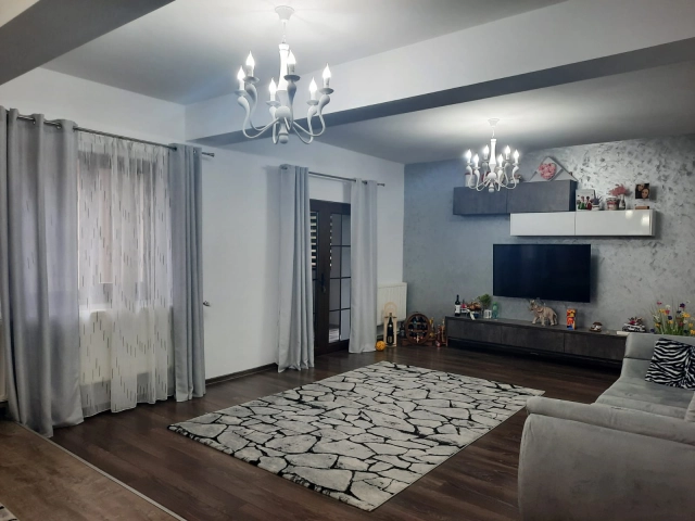 Apartament 5 camere - Miroslava