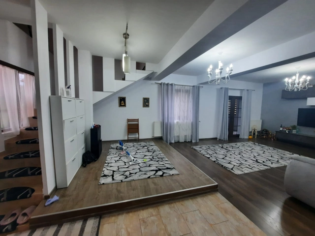 Apartament 5 camere - Miroslava