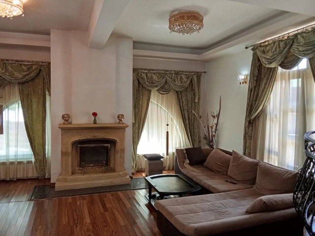 Apartament 8 camere - Bucium