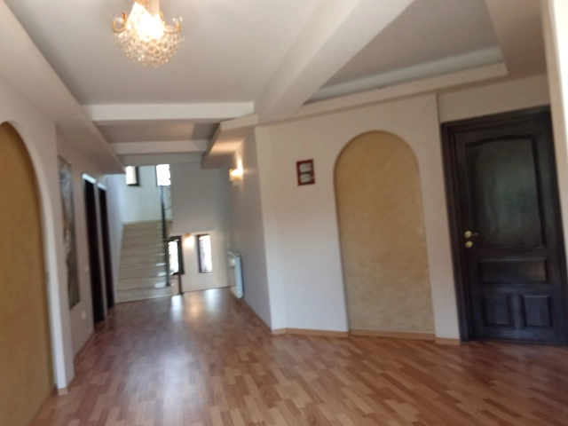 Apartament 8 camere - Bucium