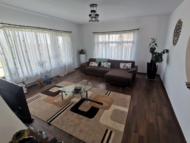 Apartament 7 camere - Bucium