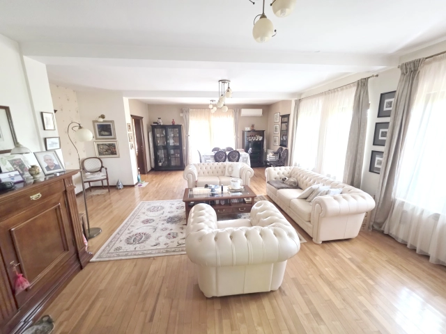 Apartament 4 camere - Bucium