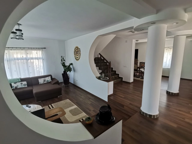 Apartament 7 camere - Bucium