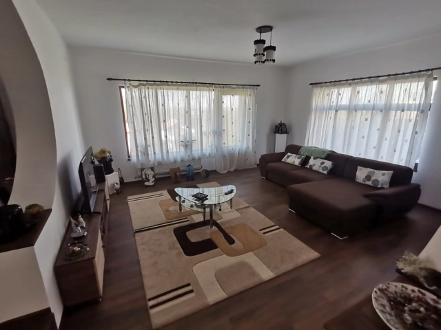 Apartament 7 camere - Bucium