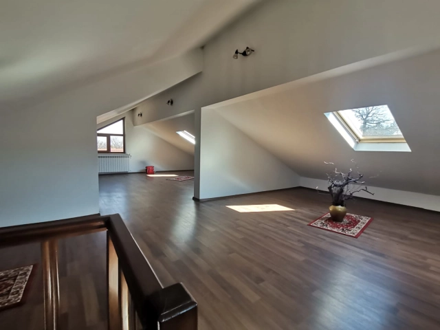 Apartament 7 camere - Bucium
