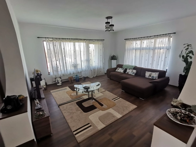 Apartament 7 camere - Bucium