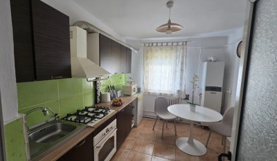 Apartament de vanzare, 3 camere Central 161010