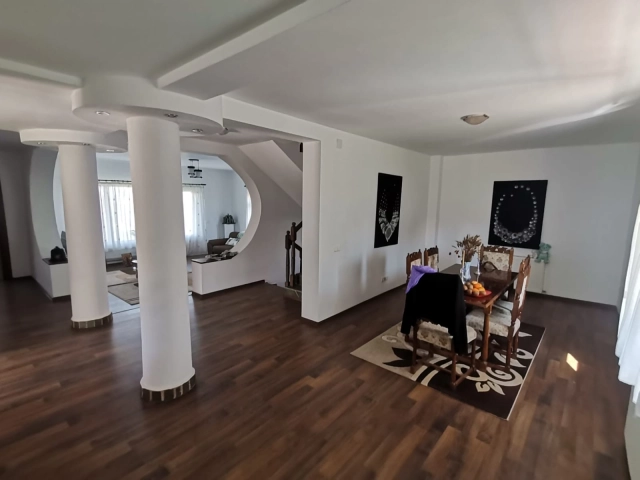 Apartament 7 camere - Bucium