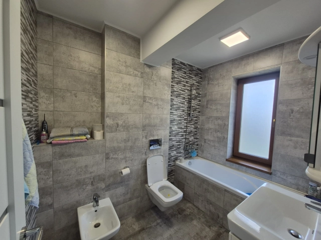 Apartament 4 camere - Miroslava