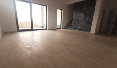 Apartament de vanzare, 4 camere Bucium 141693