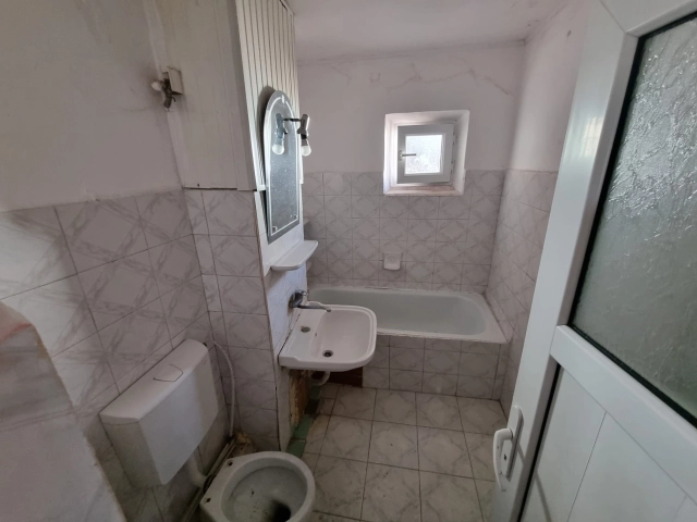 Apartament 4 camere - Tomesti