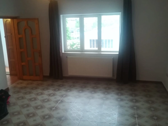 Apartament 4 camere - Bucium