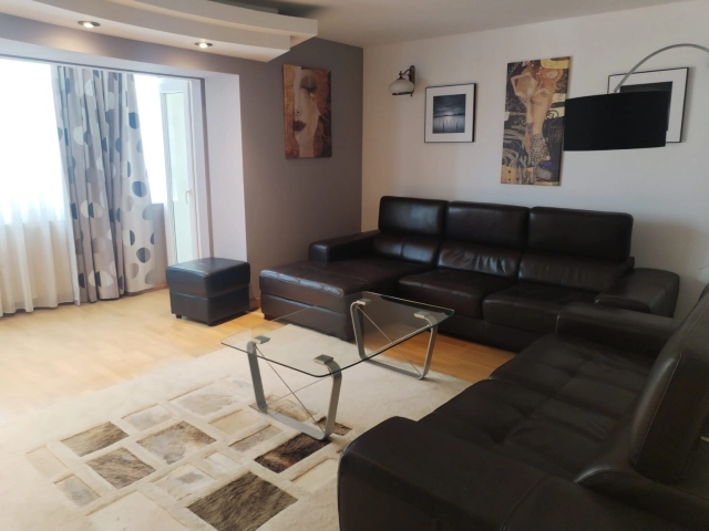 Apartament 3 camere - Centru