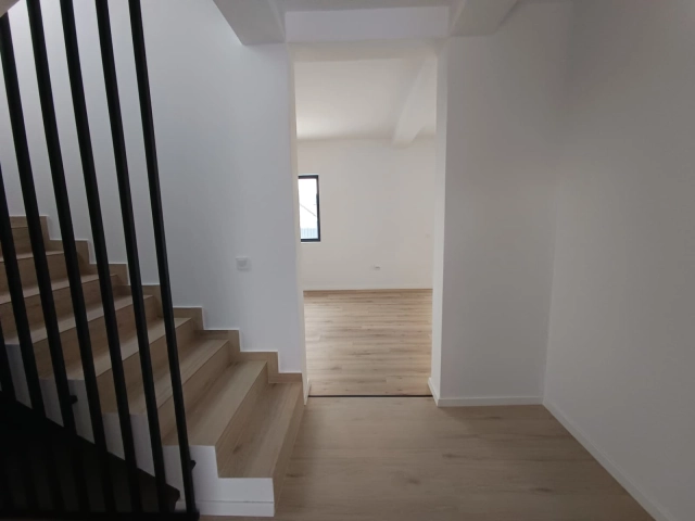 Apartament 4 camere - Miroslava