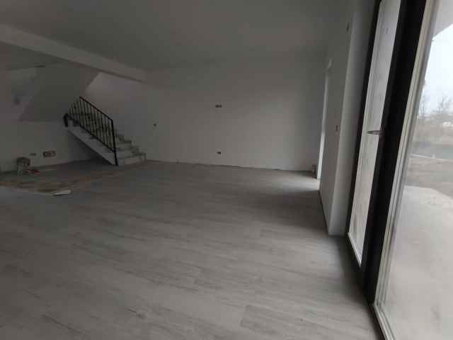 Apartament 4 camere - Rediu