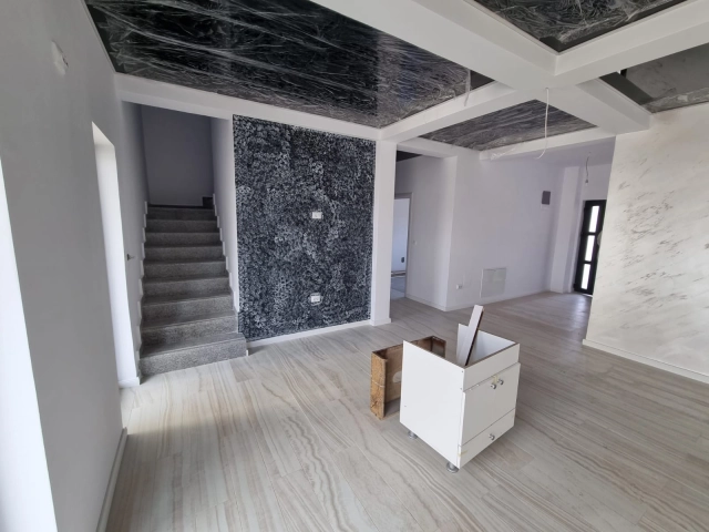 Apartament 4 camere - Bucium