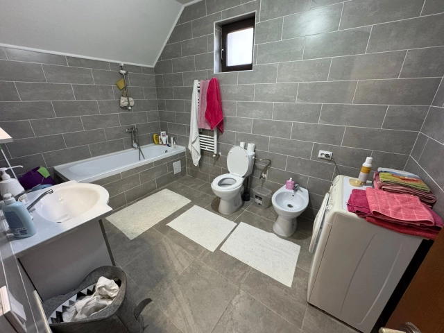 Apartament 5 camere - Lunca Cetatuii